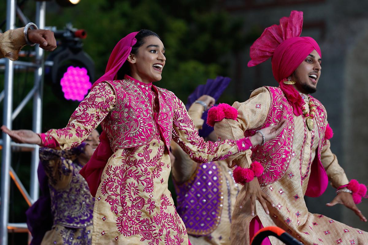 学生们穿着五颜六色的文化传统服装在活动中跳舞.